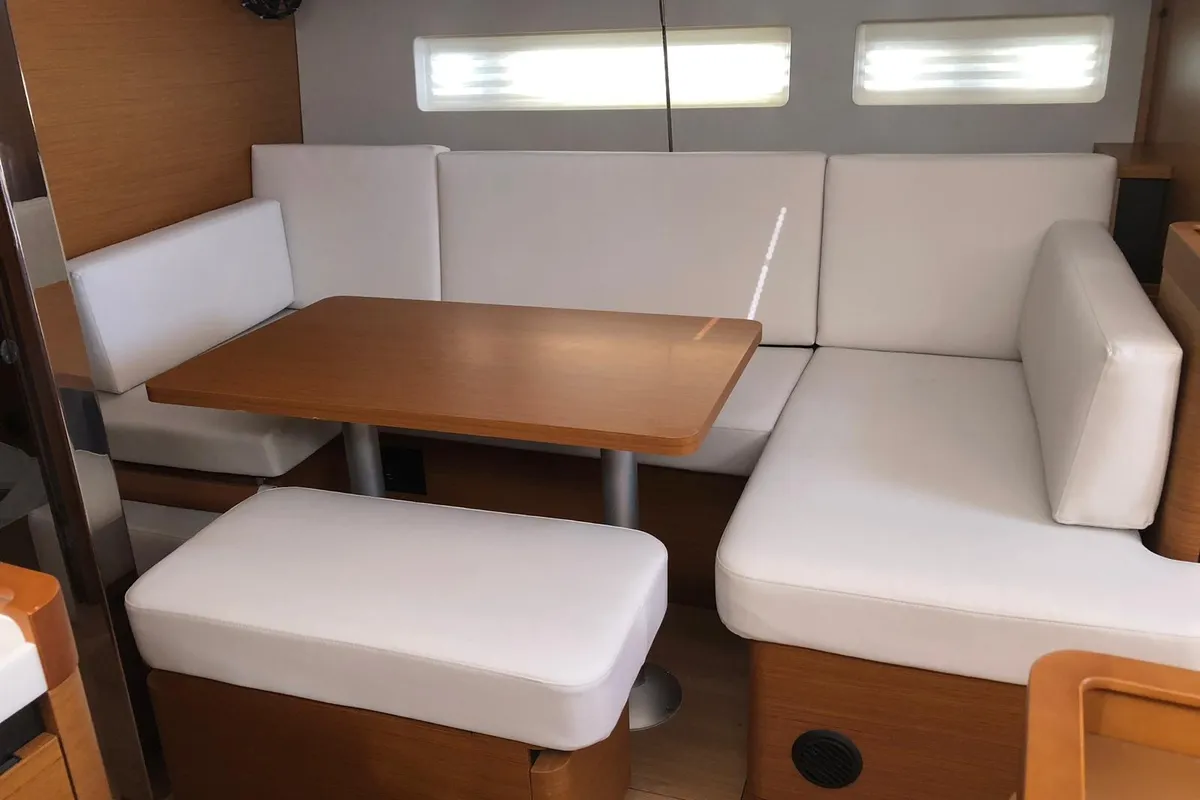 Salon of Obi Wan Kenobi, a Jeanneau Sun Odyssey 440 sailboat at Nettuno, Italy