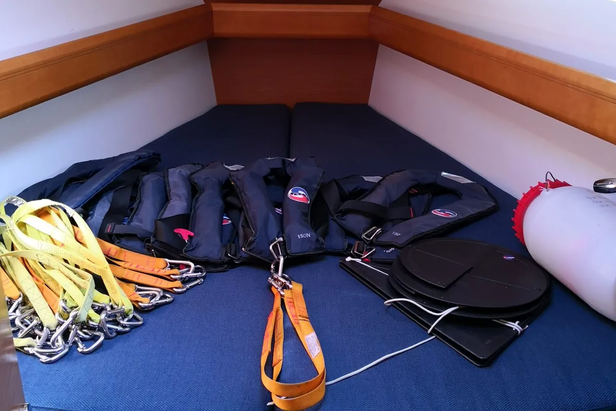 Cabin on Johanna, a Jeanneau Sun Odyssey 439 sailboat at Toulon, France