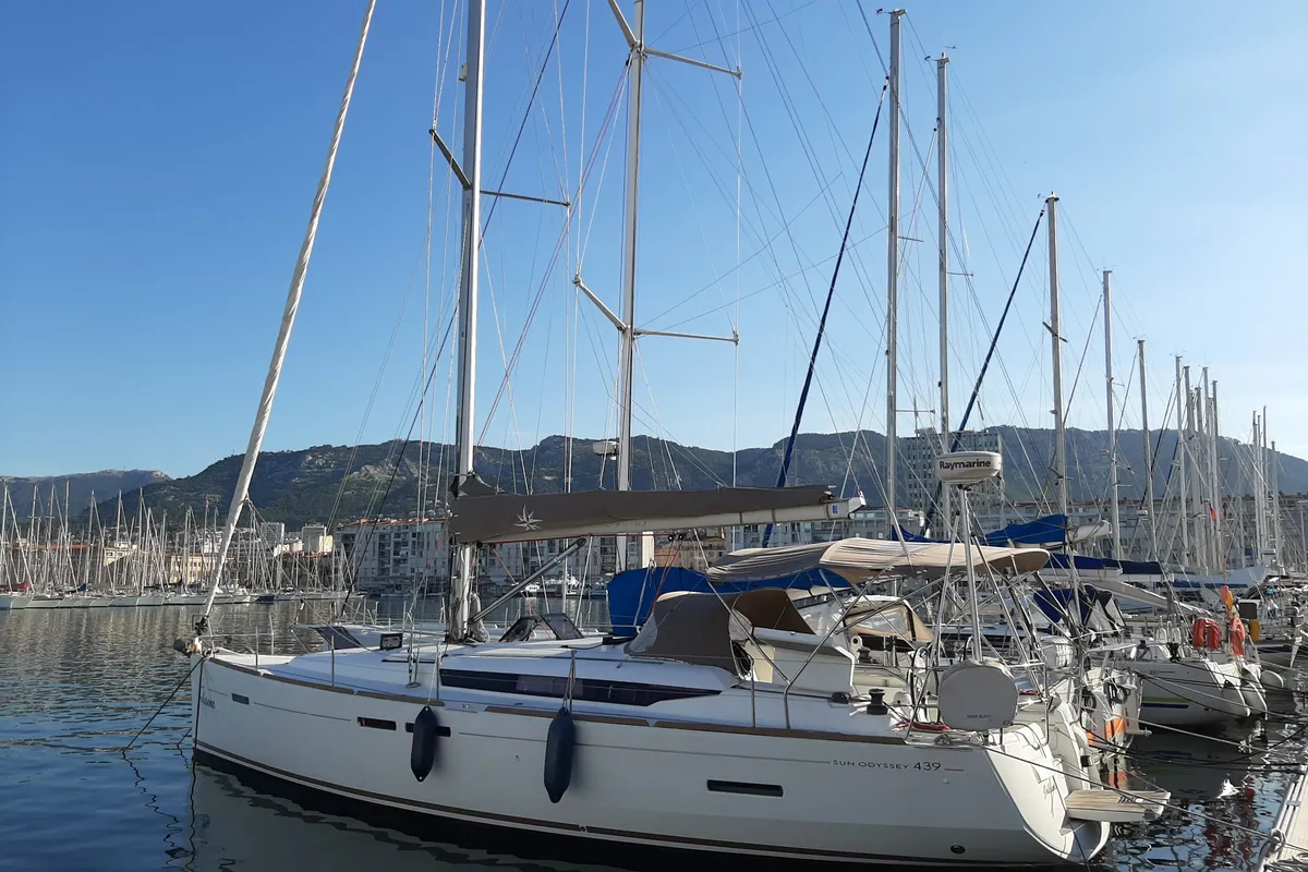 Exterior view of Johanna, a Jeanneau Sun Odyssey 439 sailboat at Toulon, France