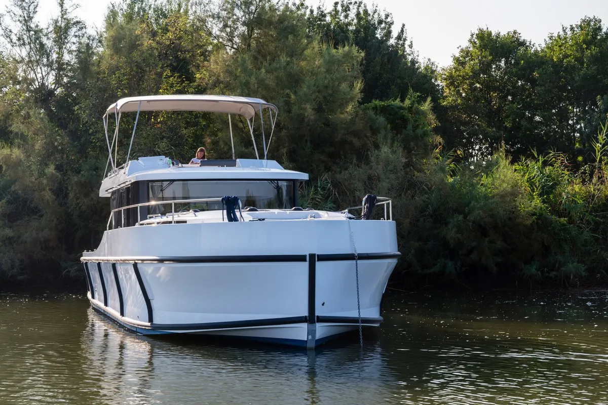 70, a Delphia Yachts Poseidon 45 motor yacht at Casier, Italy