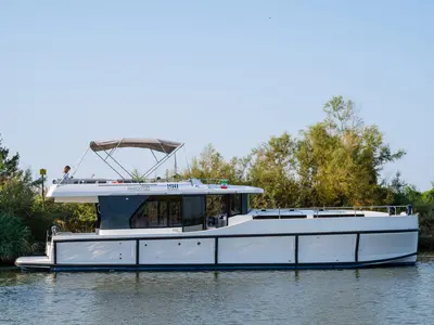 70, a Delphia Yachts Poseidon 45 motor yacht at Casier, Italy