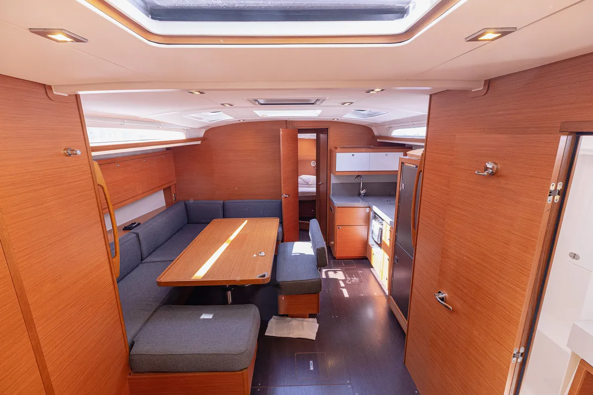 Salon of BALU, a Dufour 470 sailboat at Kaštela, Croatia