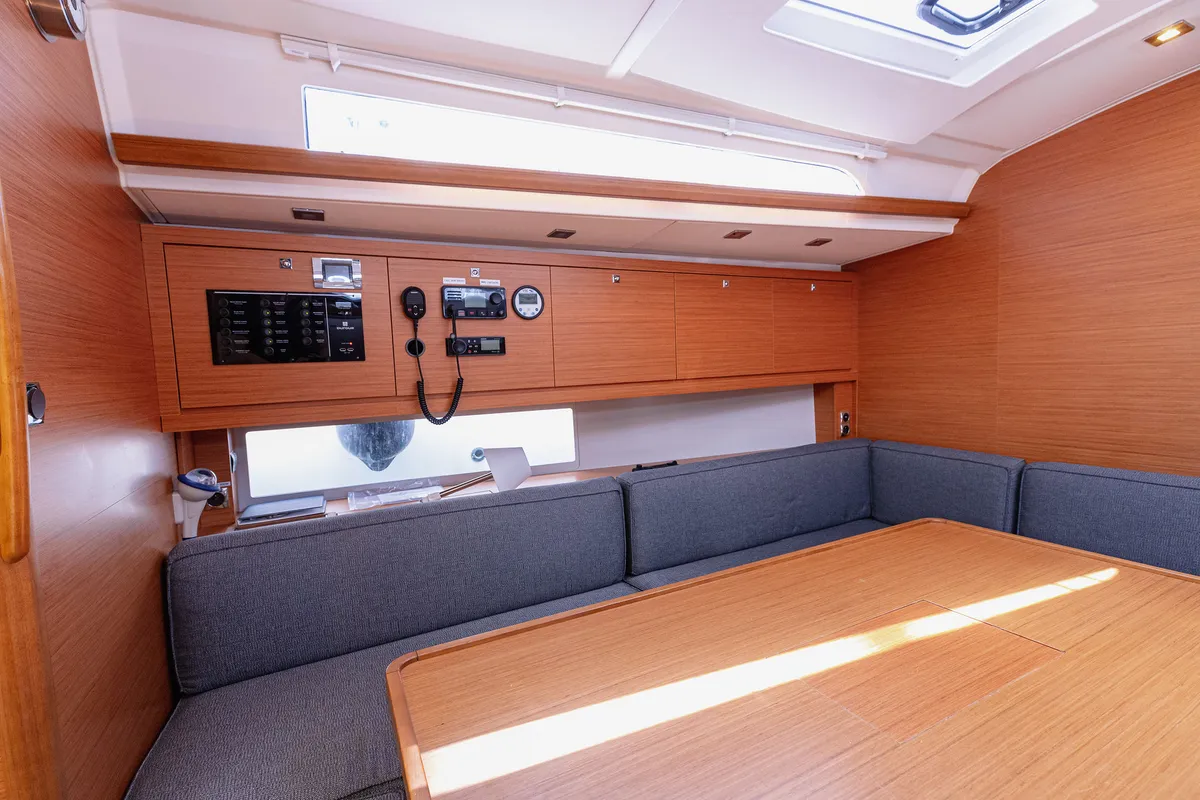 Salon of BALU, a Dufour 470 sailboat at Kaštela, Croatia
