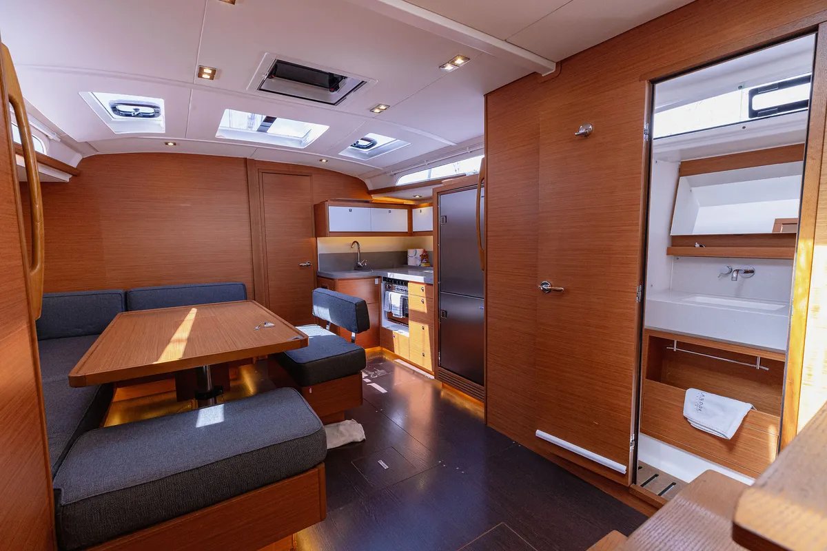 Salon of BALU, a Dufour 470 sailboat at Kaštela, Croatia