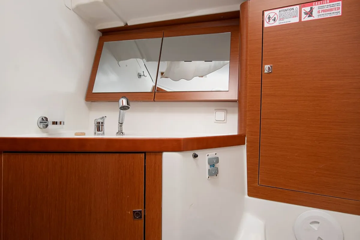 Cabin on Mare Aeolos, a Beneteau Oceanis 45 sailboat at Općina Medulin, Croatia