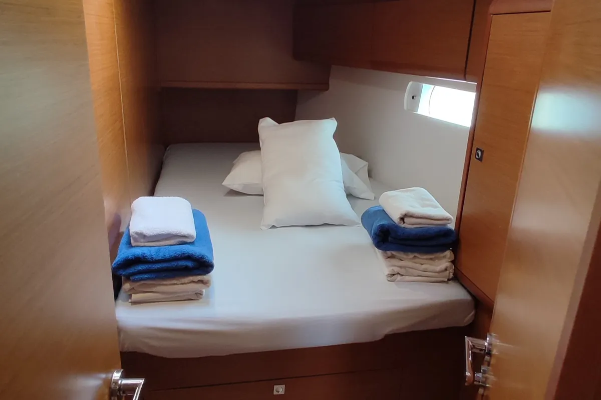 Cabin on Amfithoe, a Jeanneau Sun Odyssey 519 sailboat at Volos, Greece