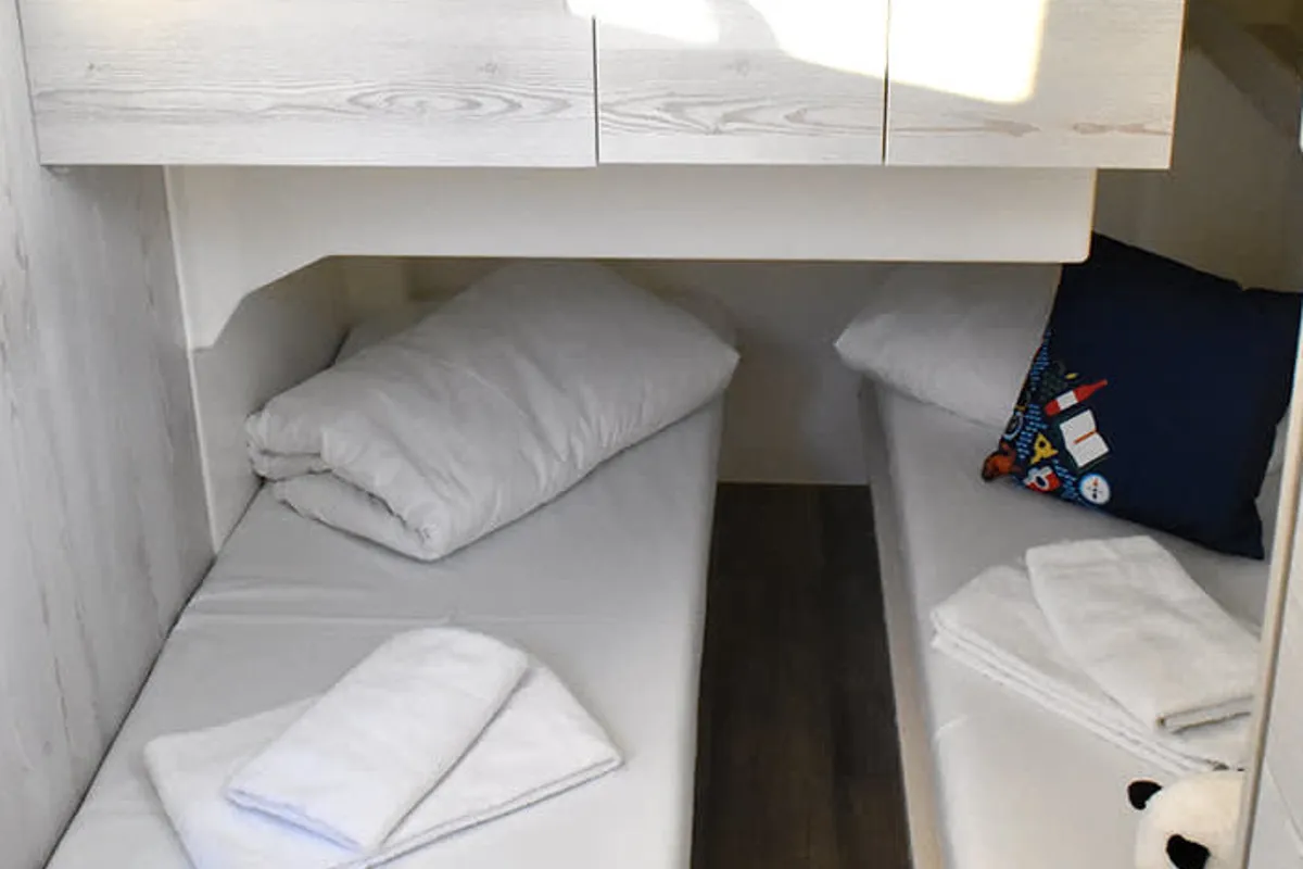 Cabin on Horizon 5 - Premier 9, a Cygnet Horizon 5 motorboat at Hesse, France