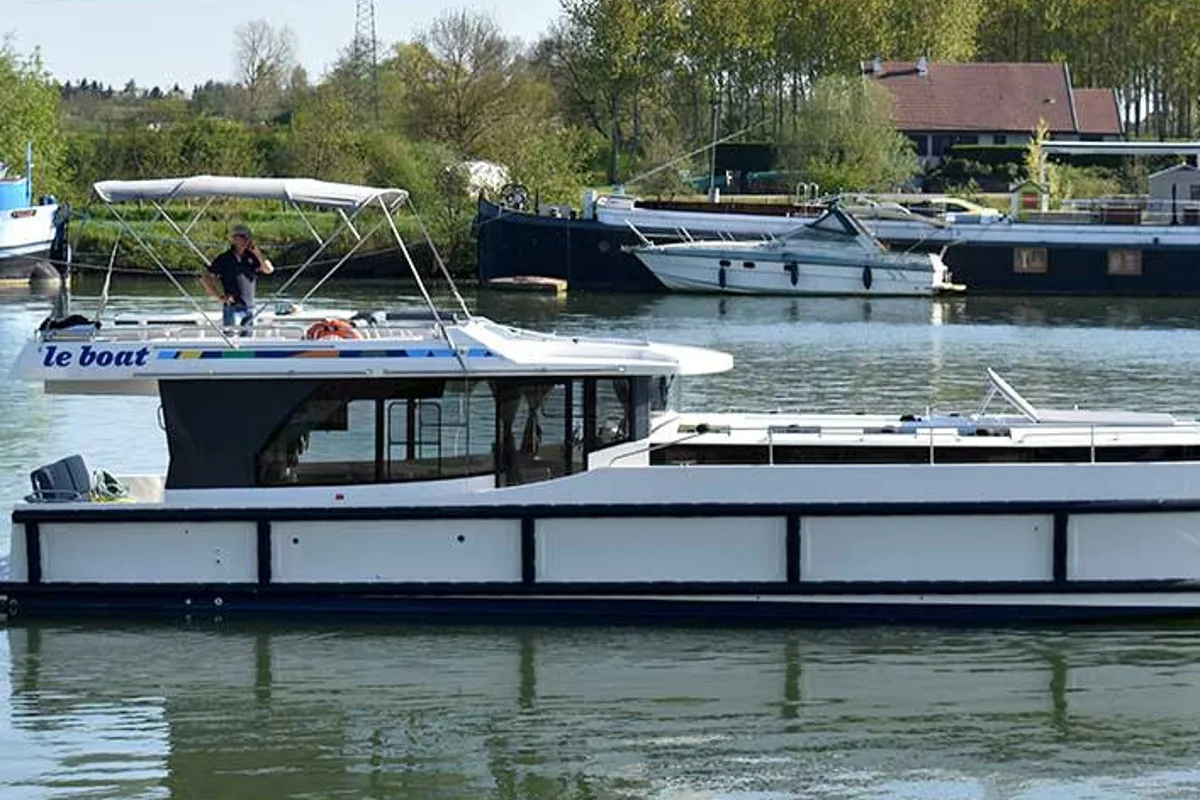 Exterior view of Horizon 5 - Premier 9, a Cygnet Horizon 5 motorboat at Hesse, France
