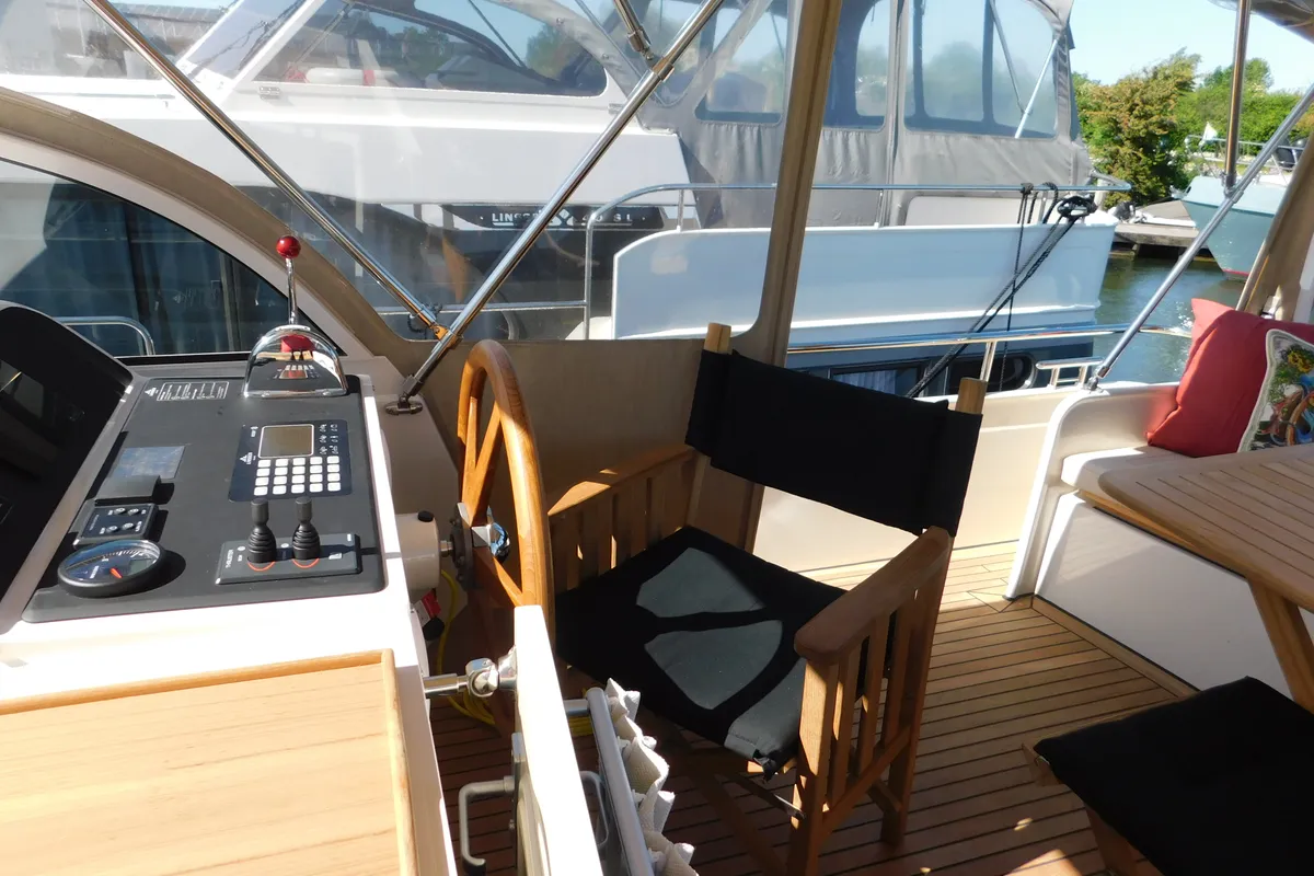 Cockpit of Paula, a Linssen 35 SL motorboat at IJsselstein, Netherlands