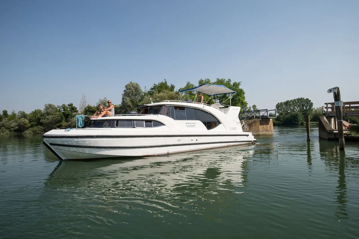 05, a Houseboat Holidays Italia S.R.L. Minuetto 6 motor yacht at Casier, Italy