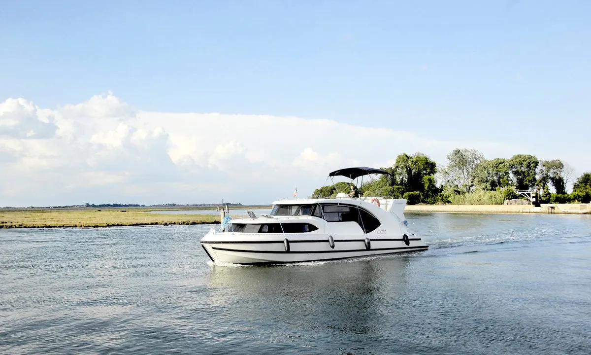 05, a Houseboat Holidays Italia S.R.L. Minuetto 6 motor yacht at Casier, Italy