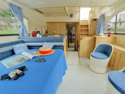 Salon of Salsa A - Comfort 11, a Cygnet Salsa A motorboat at Jarnac, France