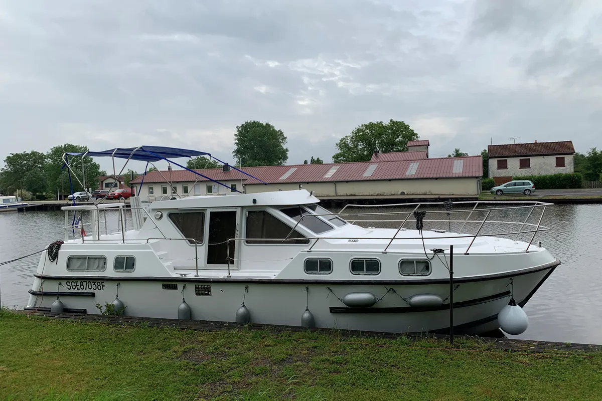 2403, a Tarpon 37 N motorboat at Mittersheim, France