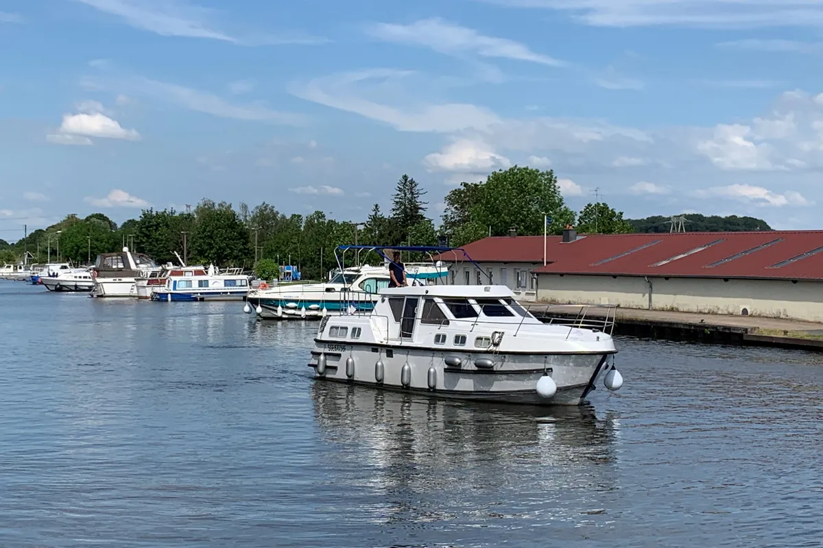 2403, a Tarpon 37 N motorboat at Mittersheim, France