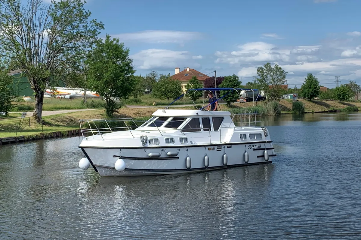 2403, a Tarpon 37 N motorboat at Mittersheim, France