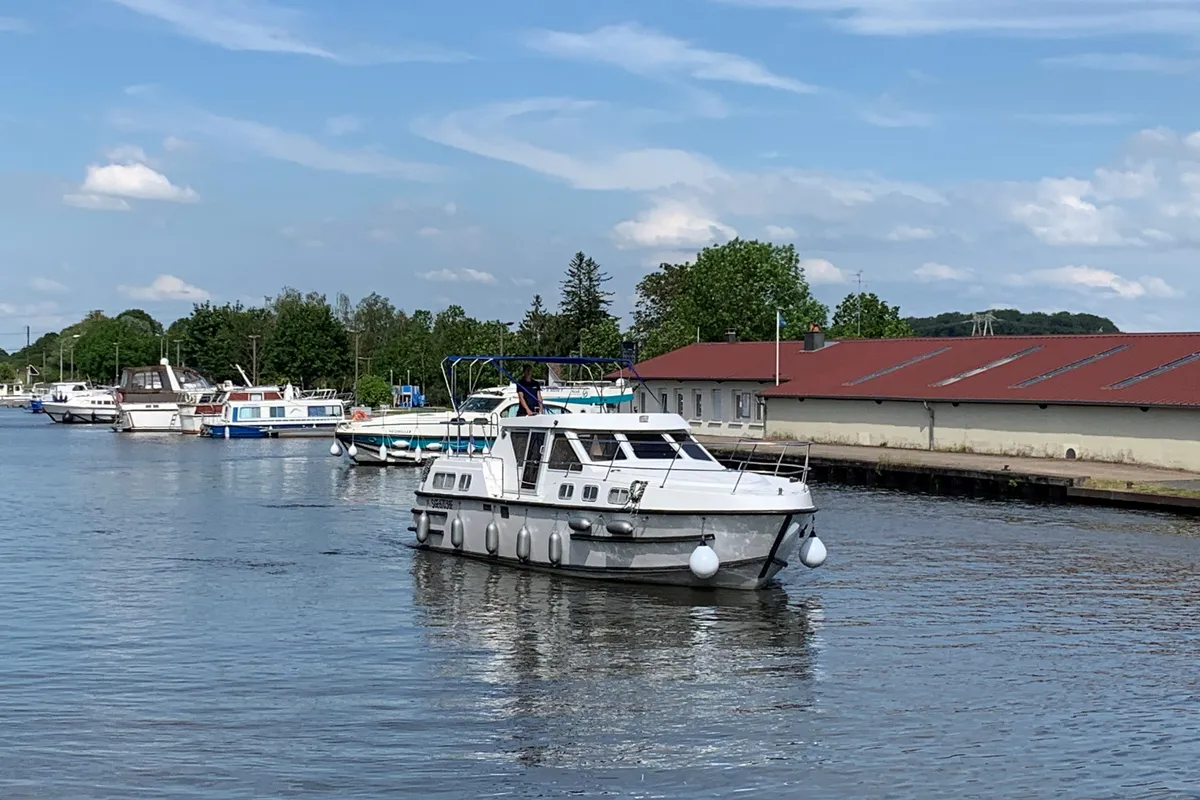 2403, a Tarpon 37 N motorboat at Mittersheim, France