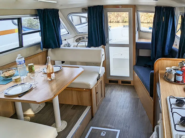 Salon of Cirrus B - Budget 21, a Gulet Cirrus B motorboat at Homps, France