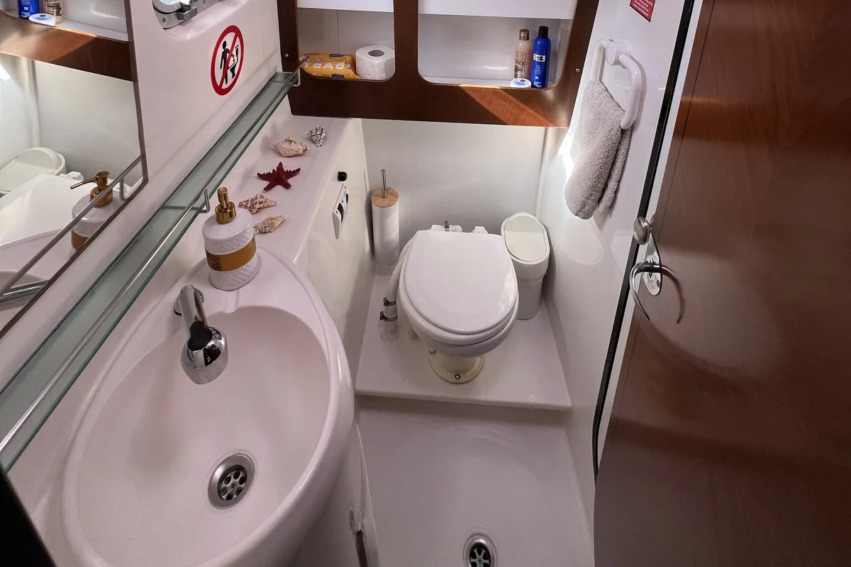 Head on Vetrogon, a Fountaine Pajot Bahia 46 catamaran at Mykonos, Greece