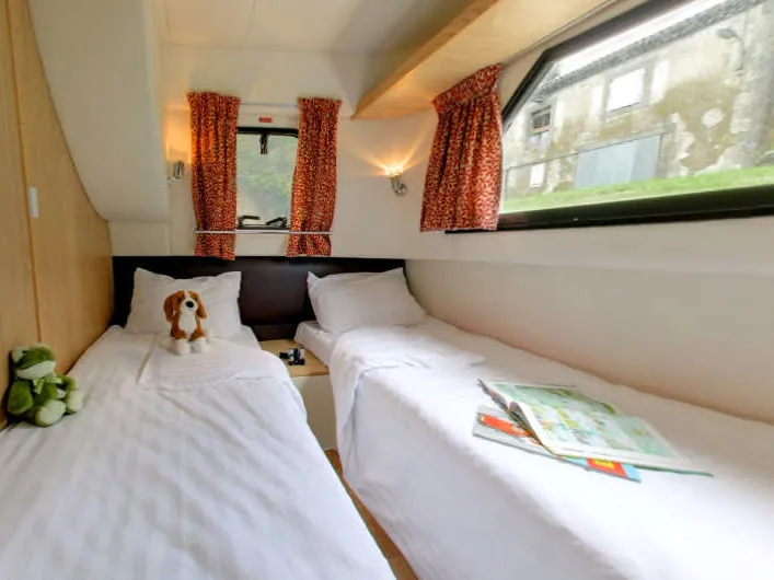 Cabin on Mystique - Comfort Plus 7, a Cygnet Mystique motorboat at Saint-Didier, France