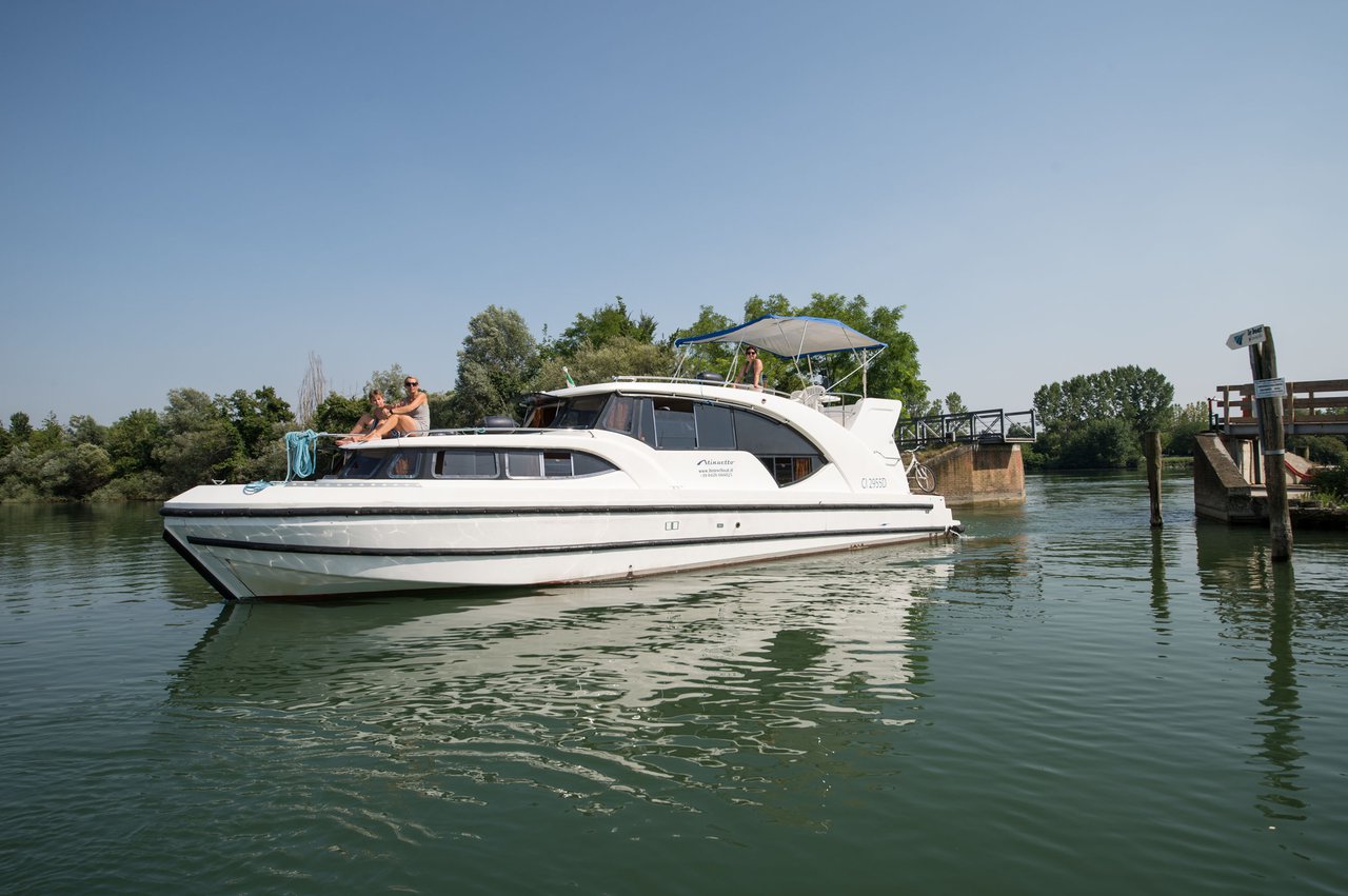07, a Houseboat Holidays Italia S.R.L. Minuetto 6 motor yacht at Casier, Italy