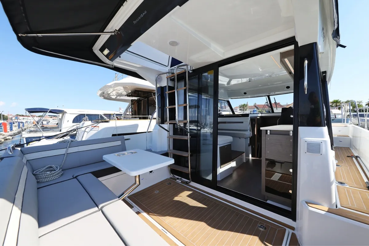 Lino, a Jeanneau Merry Fisher 1095 Fly Serie2 motorboat at Grad Biograd na Moru, Croatia