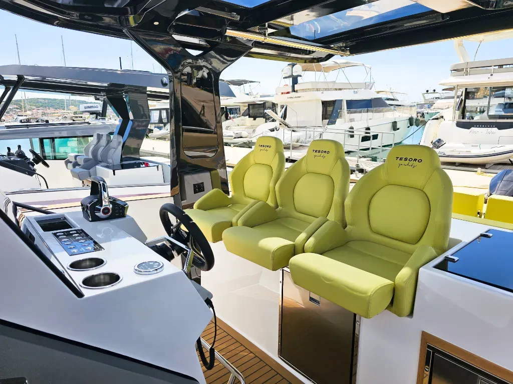Cabin on Leo, a Tesoro T40 motorboat at Seget Donji, Croatia