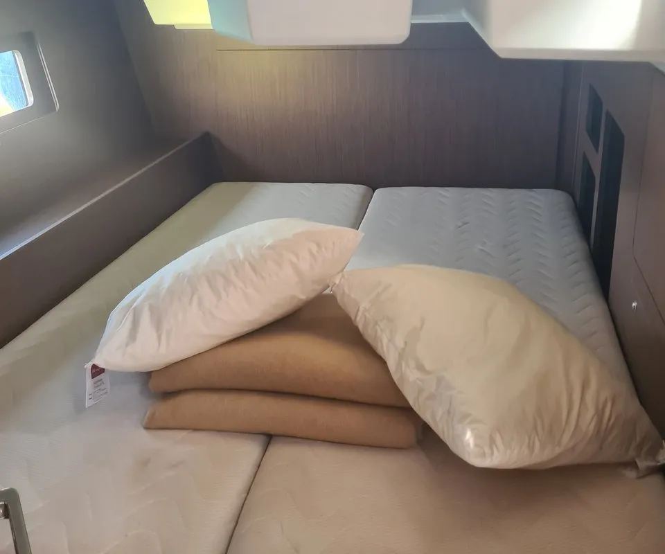 Cabin on Salina, a Beneteau Oceanis 46.1 Performance Line sailboat at Figari/Golfo Aranci, Italy