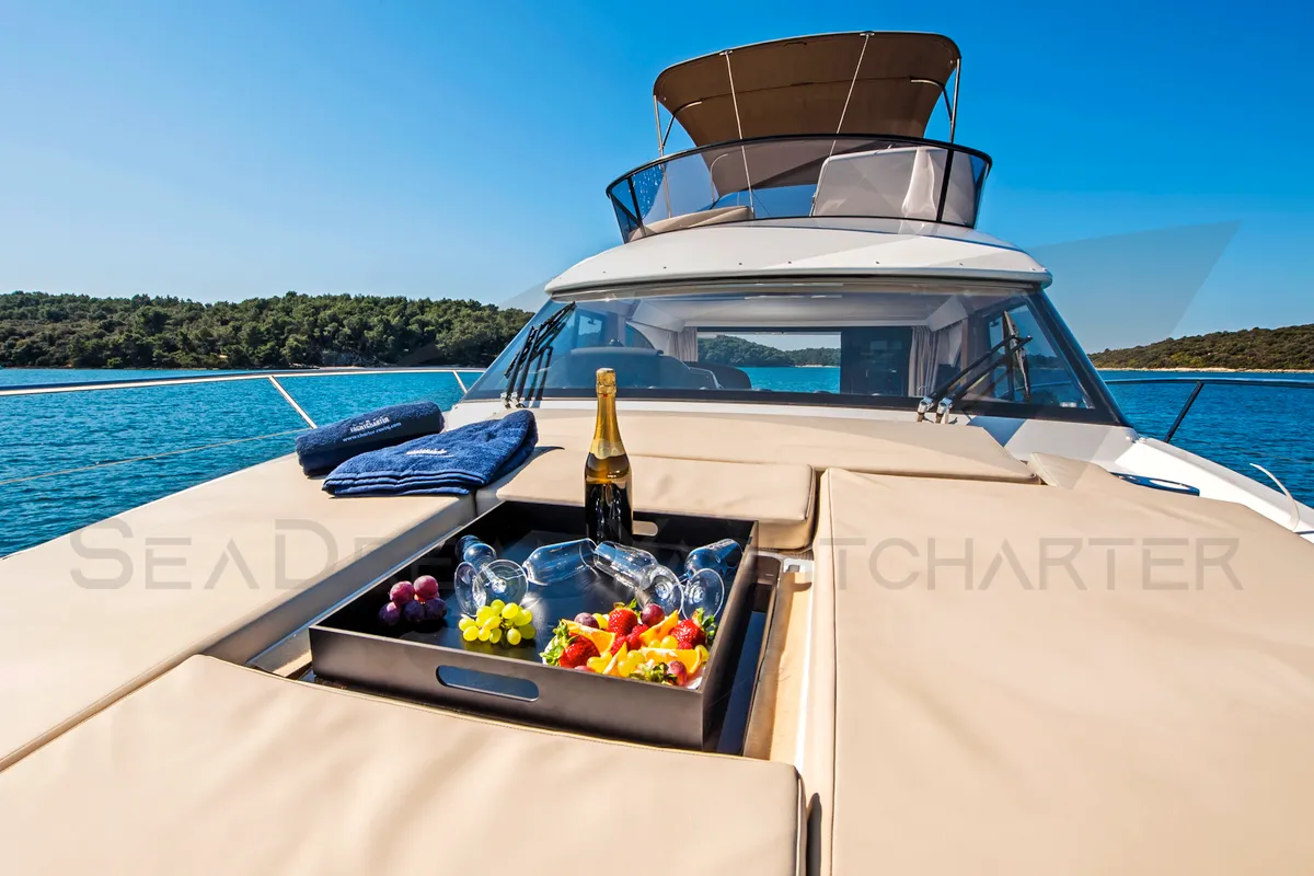 SUNSHINE, a Bavaria Virtess 420 Fly motorboat at Općina Sukošan, Croatia