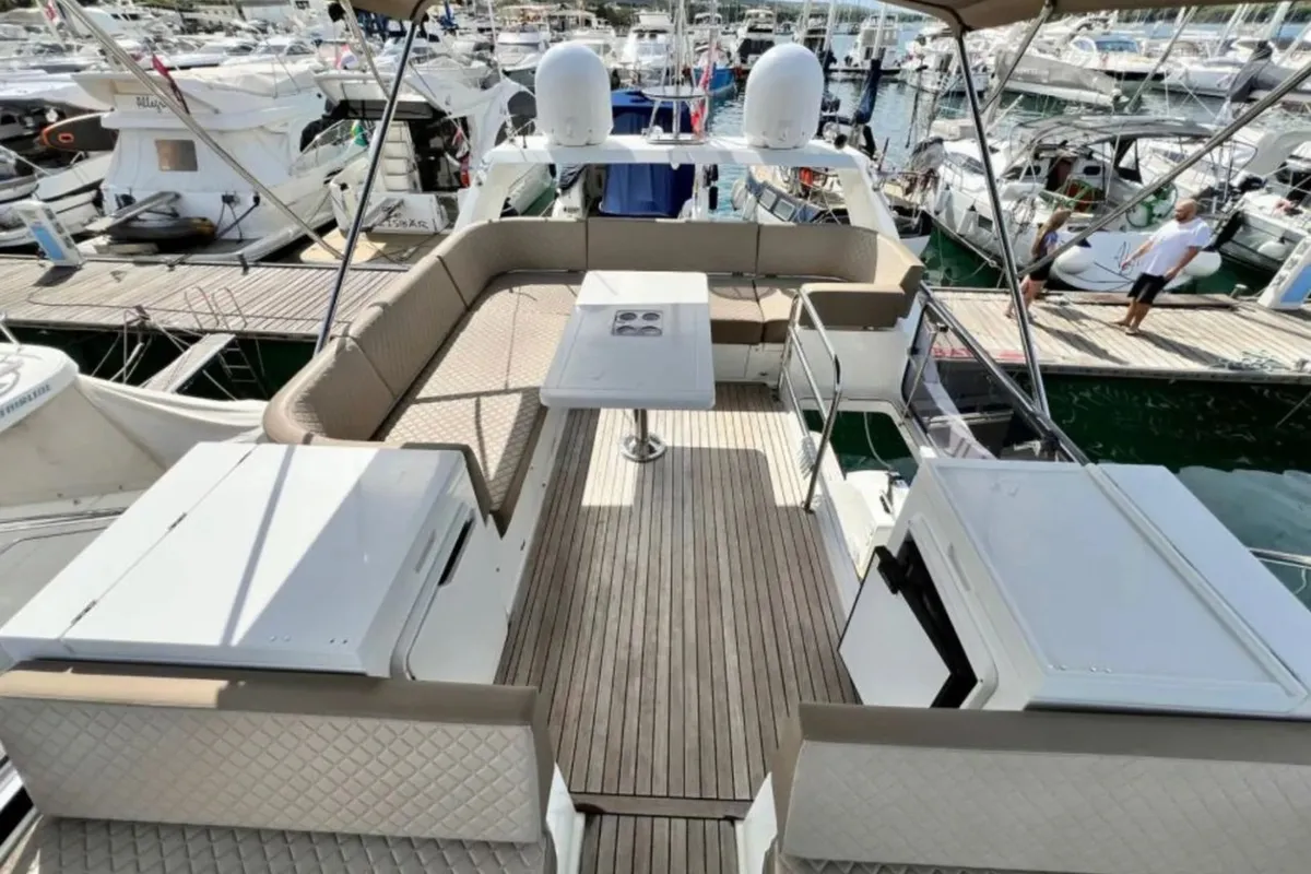 Minesa, a Galeon 420 Fly motor yacht at Punat, Croatia