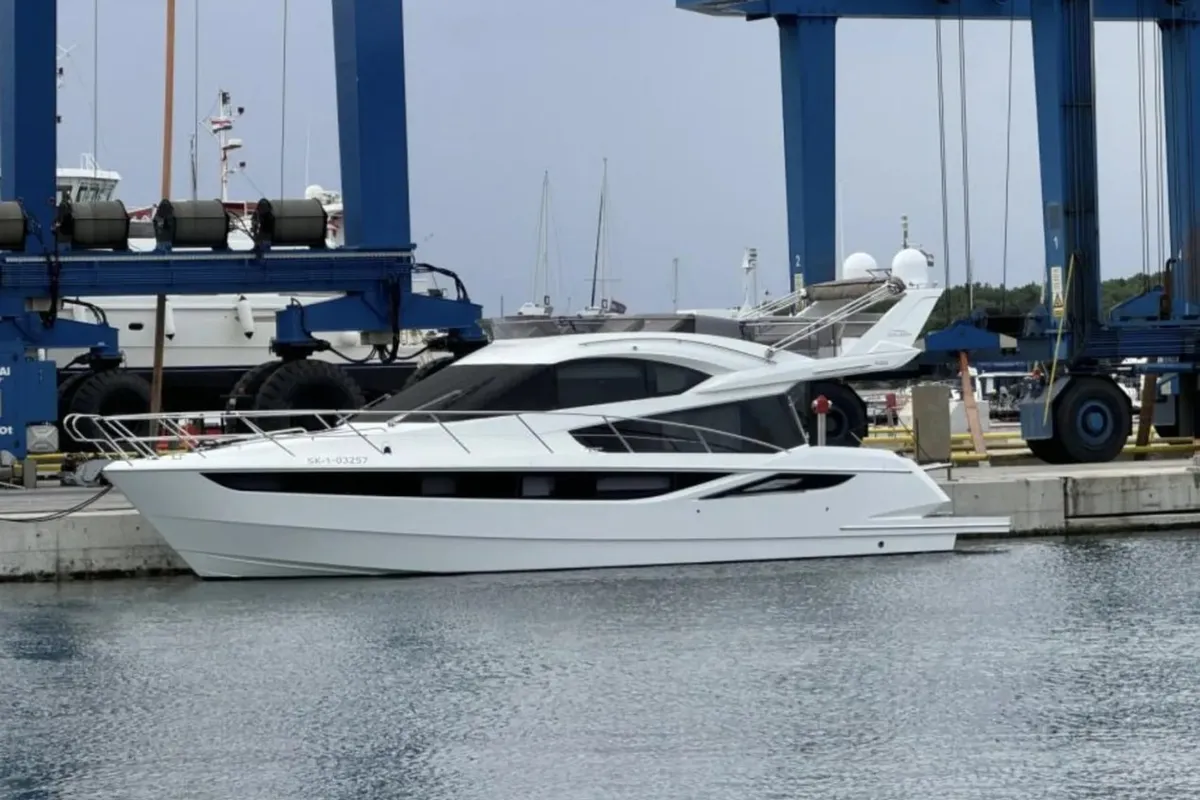 Minesa, a Galeon 420 Fly motor yacht at Punat, Croatia