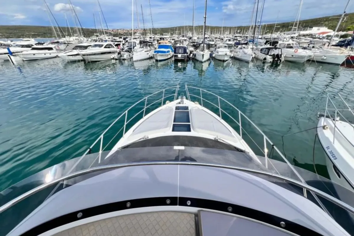 Minesa, a Galeon 420 Fly motor yacht at Punat, Croatia