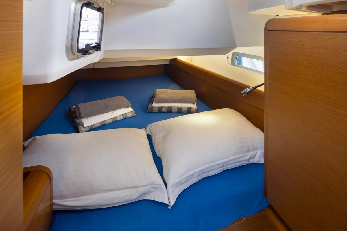 Cabin on Nirikos, a Jeanneau Sun Odyssey 419 sailboat at Municipal Unit of Lefkada, Greece