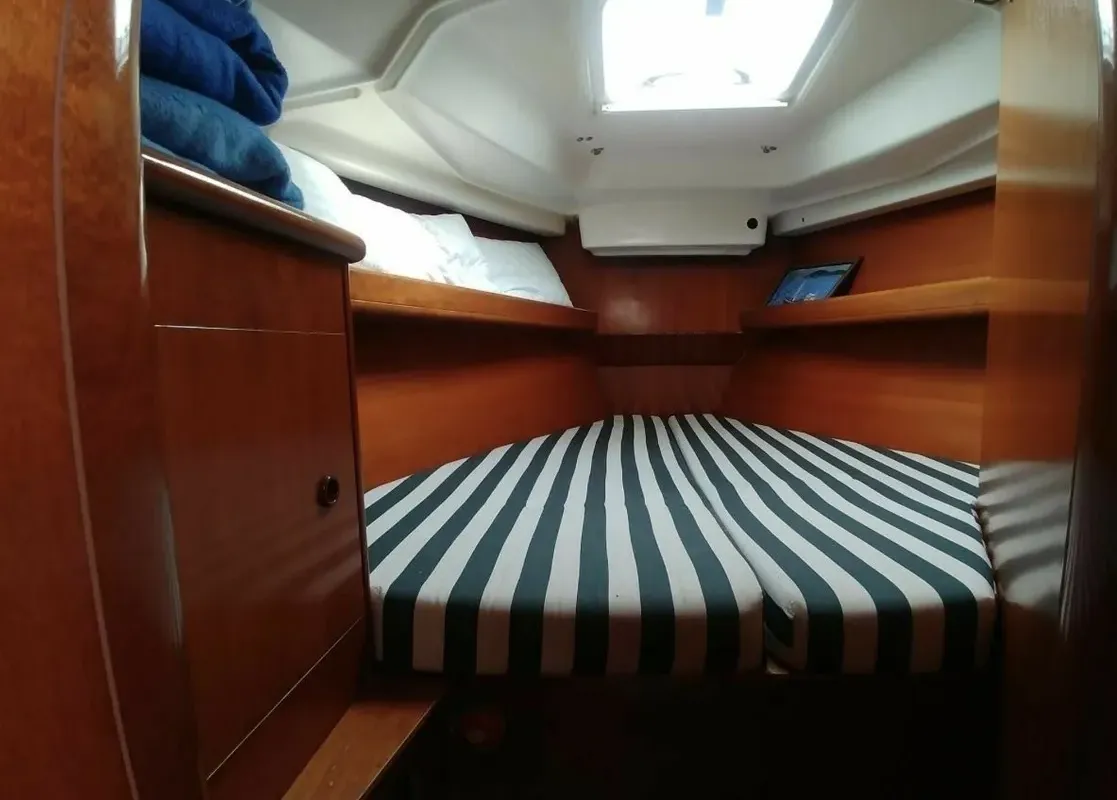 Salon of Rota, a Beneteau Oceanis 411 sailboat at Sami, Greece