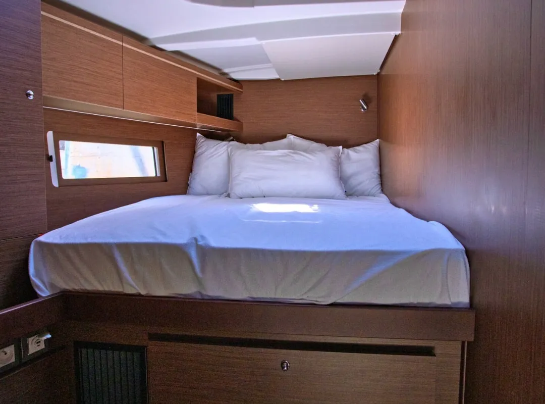 Cabin on Le Streghe, a Beneteau Oceanis 51.1 sailboat at Tonnarella, Italy