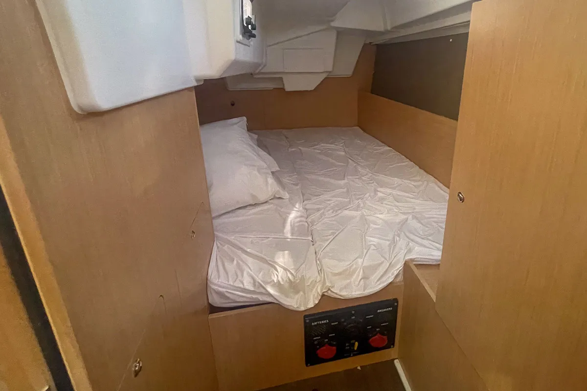 Cabin on Plume d'Ange, a Beneteau Oceanis 35.1 sailboat at Hyères, France