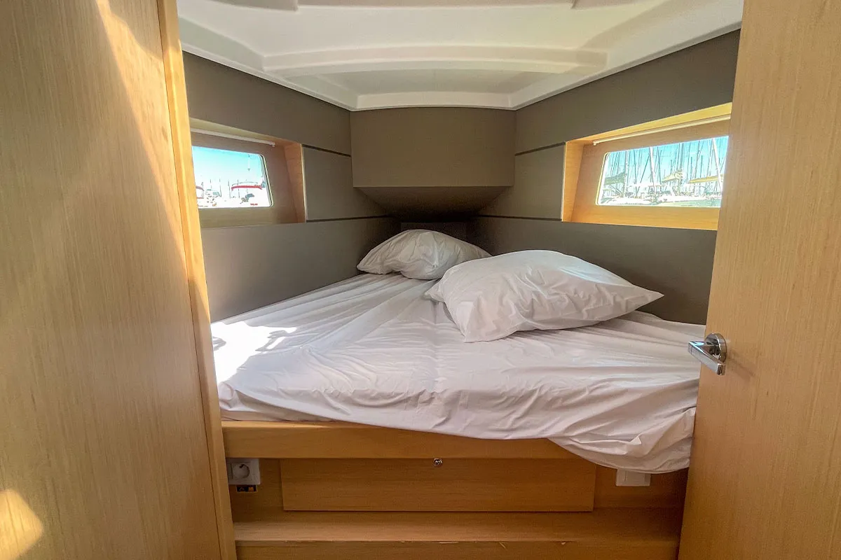 Cabin on Plume d'Ange, a Beneteau Oceanis 35.1 sailboat at Hyères, France