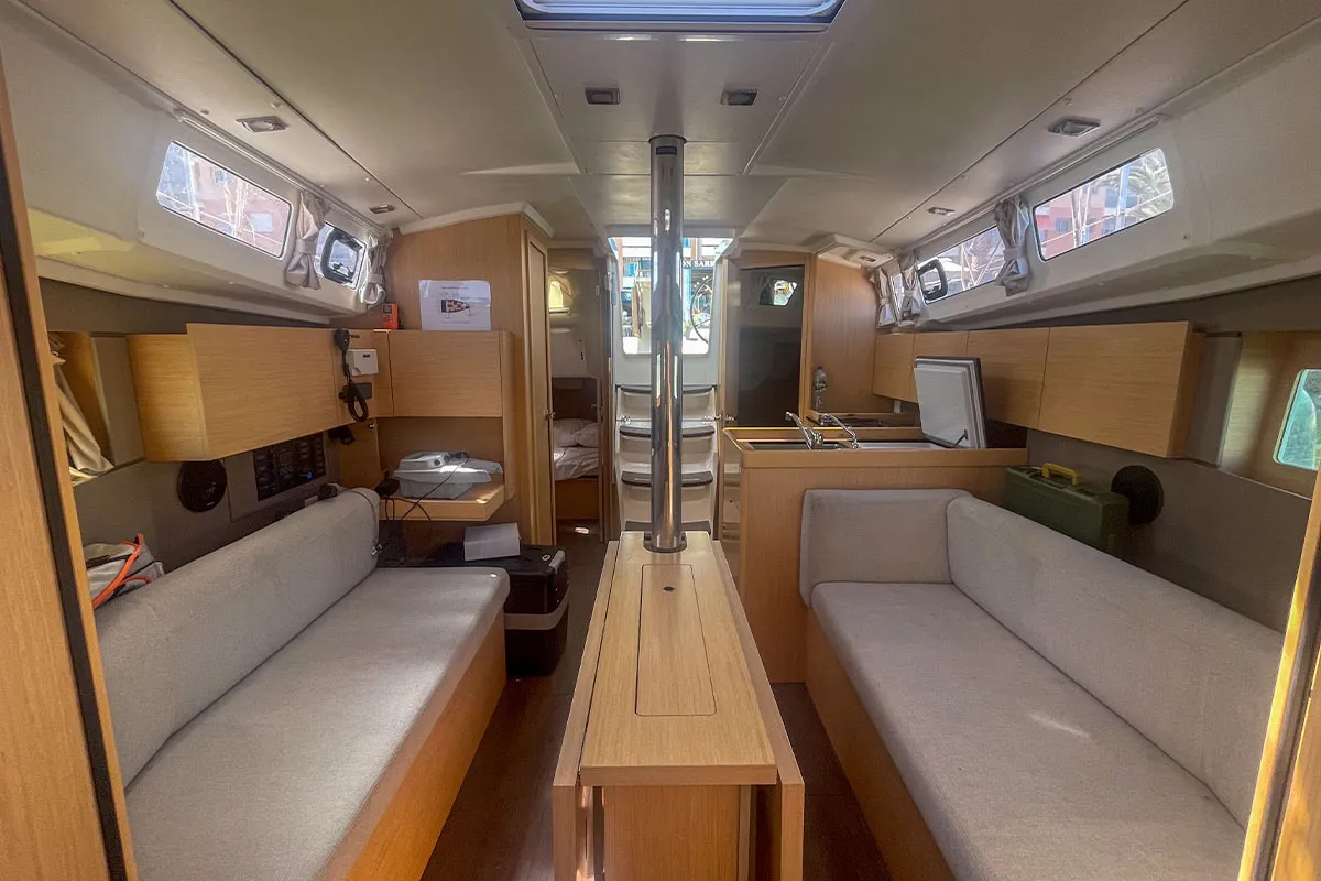 Salon of Plume d'Ange, a Beneteau Oceanis 35.1 sailboat at Hyères, France
