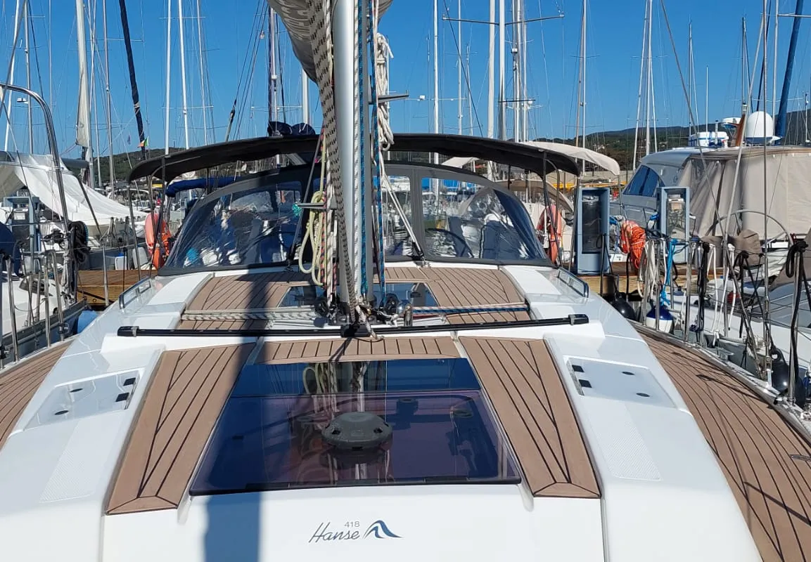 Salon of Seatherapy, a Hanse 418 sailboat at Rosignano Solvay, Italy