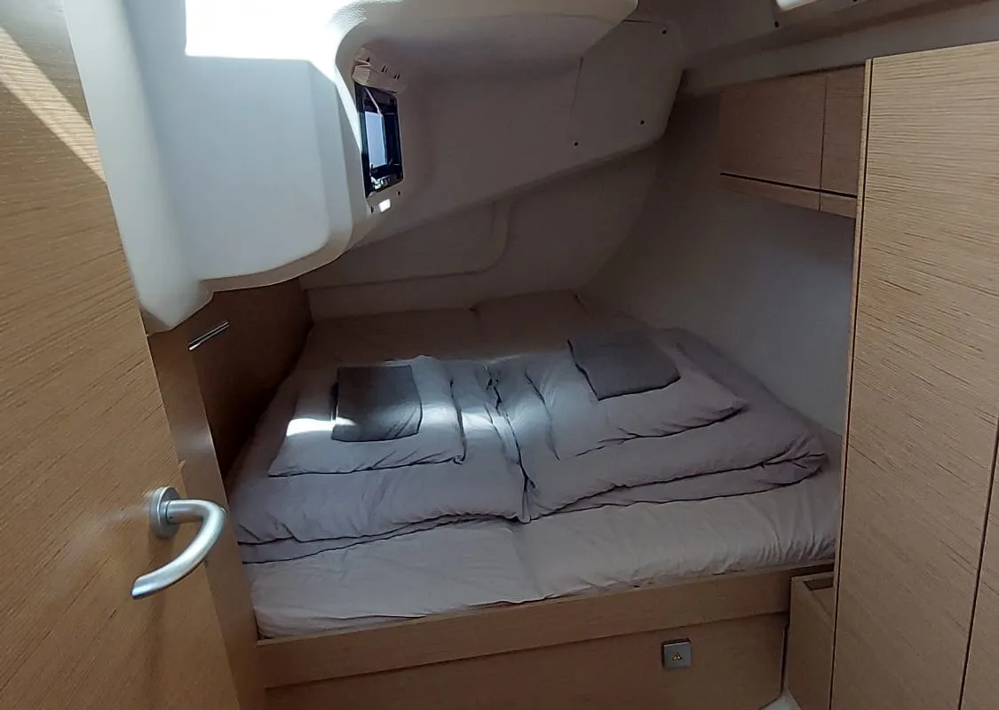 Cabin on Seatherapy, a Hanse 418 sailboat at Rosignano Solvay, Italy