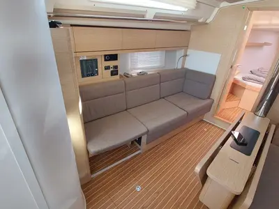 Salon of Seatherapy, a Hanse 418 sailboat at Rosignano Solvay, Italy
