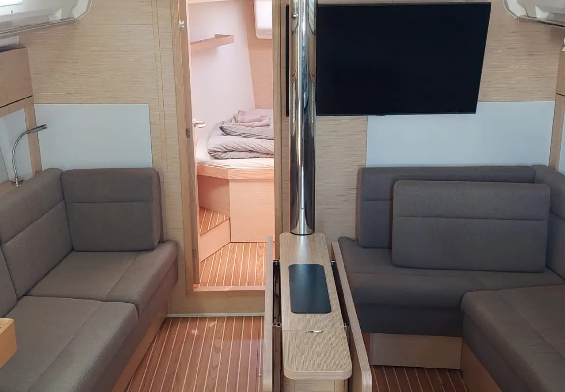 Salon of Seatherapy, a Hanse 418 sailboat at Rosignano Solvay, Italy