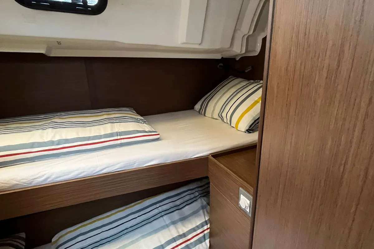 Cabin on Summer Spirit, a Beneteau Oceanis 46.1 sailboat at Općina Medulin, Croatia