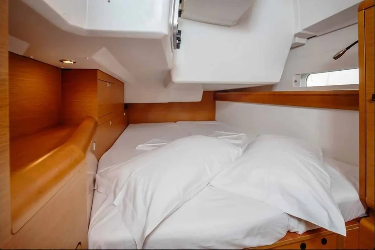 Cabin on Kalos, a Jeanneau Sun Odyssey 519 sailboat at Tropea, Italy