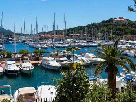Port Saint-Pierre des Embiez, marina in Six-Fours-les-Plages, France — photo 7