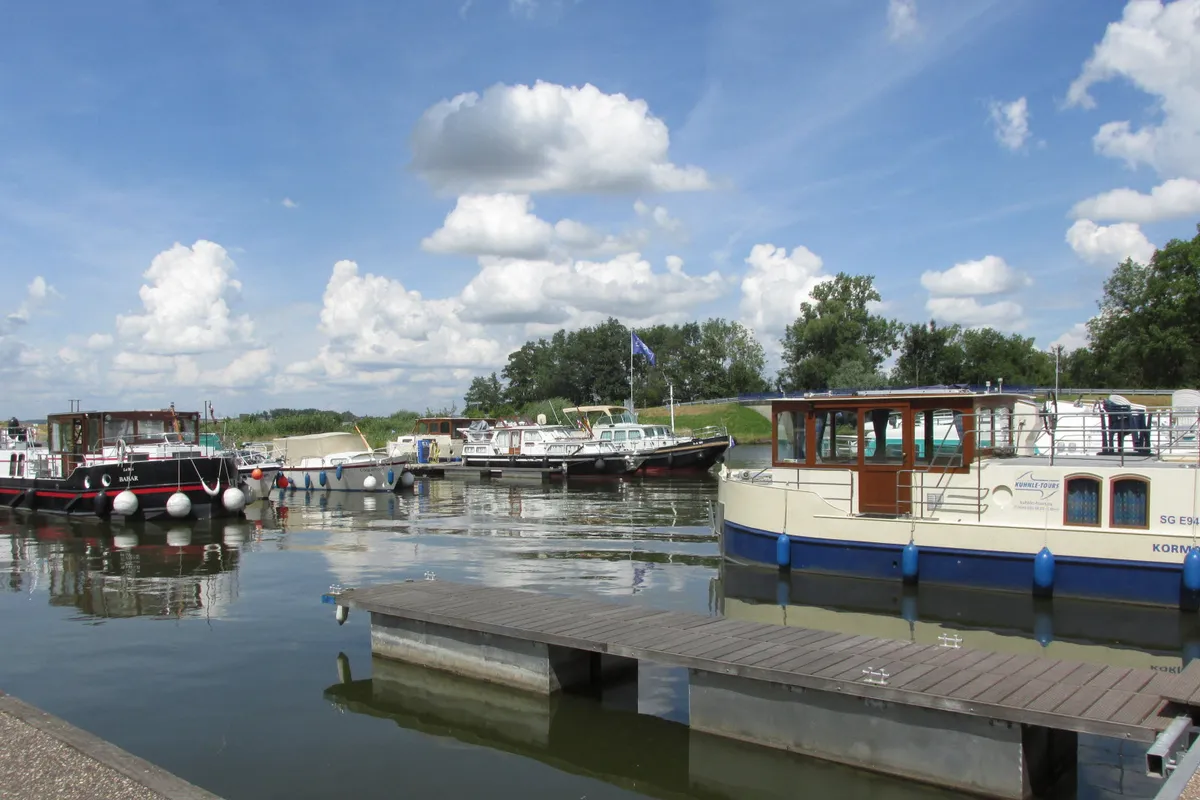 Port fluvial Niderviller / Tannenheim, marina in Niderviller, France