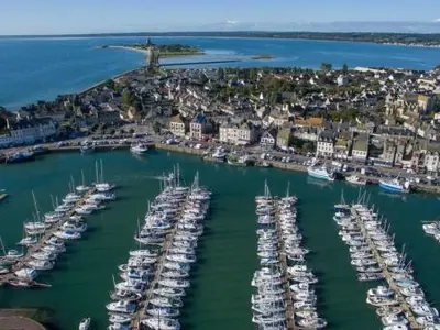 Port de Saint-Vaast-la-Hougue, marina in Saint-Vaast-la-Hougue, France — photo 4