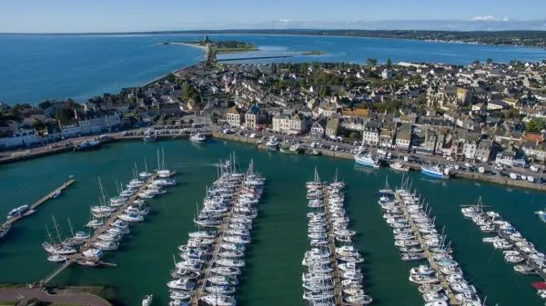 Port de Saint-Vaast-la-Hougue, marina in Saint-Vaast-la-Hougue, France — photo 4