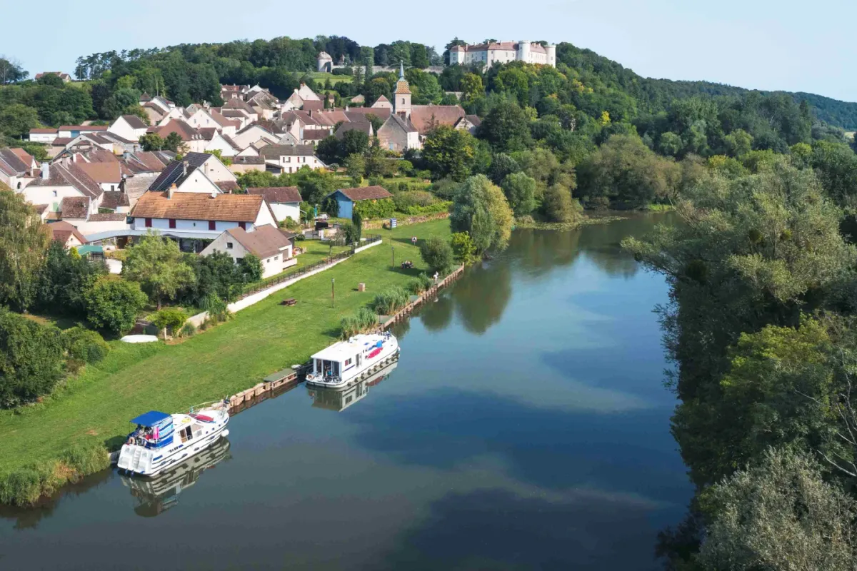 Bassin de Scey-sur-Saône, marina in Scey-sur-Saône-et-Saint-Albin, France — photo 2