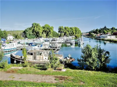 Bassin de Scey-sur-Saône, marina in Scey-sur-Saône-et-Saint-Albin, France — photo 3