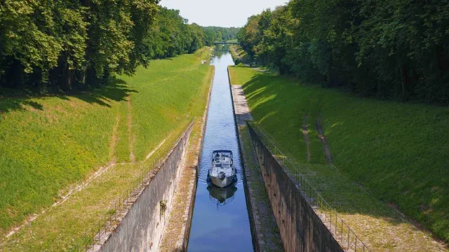 Bassin de Scey-sur-Saône, marina in Scey-sur-Saône-et-Saint-Albin, France — photo 4